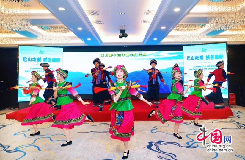 5月29日，记者从“看·见——中国国家博物馆藏海外中国图像展”媒体开放活动上了解到，展览将于5月30日在中国国家博物馆北8展厅对公众开放。    媒体活动日现场 记者 邓敏敏 摄  本次展览由中国国家博物馆主办，以中国国家博物馆近年入藏的海外中国图像为核心，精选约300件（套）展品，以时间为轴、以图像为镜，通过“远观”“凝视”“识见”3个单元层层铺展：从隔海想象中壮丽而浪漫的中国意象，到近代转型变(图1)