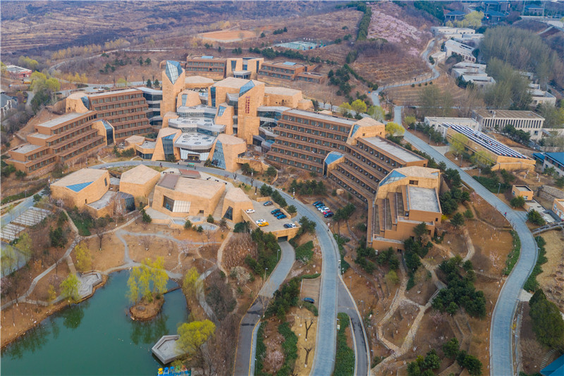 亚洲醉美山地酒店：造型如变形金刚卧山谷(图1)