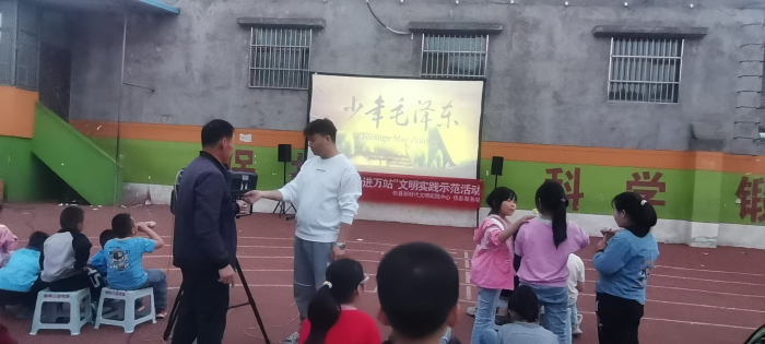 1777280310847381.png 光影传家四十余载 贺家三代放映员守好通镇一方银幕(图1)